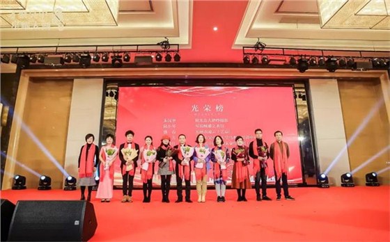 盛春老師接受表彰和授牌