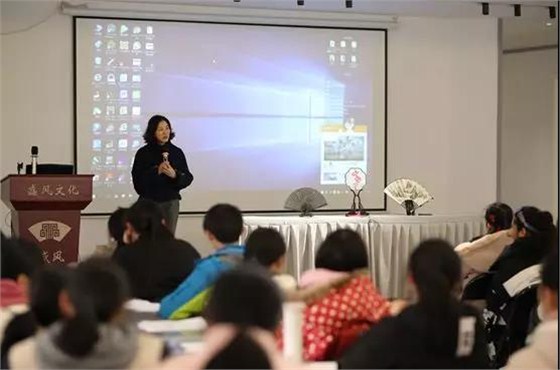 盛春老師給學生們講解折扇