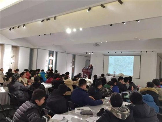 學生們認真聽老師講解折扇