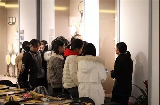 老師帶領學生參觀盛風蘇扇館