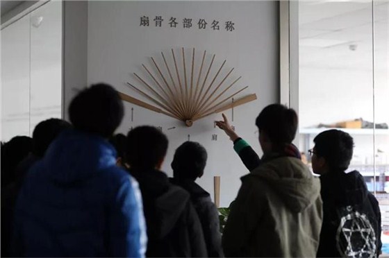 老師講解扇骨各部分名稱