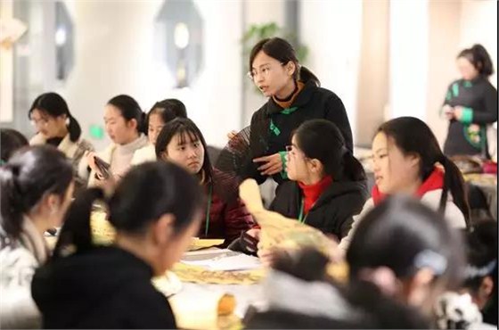 同學和老師進行了蘇扇制扇技藝