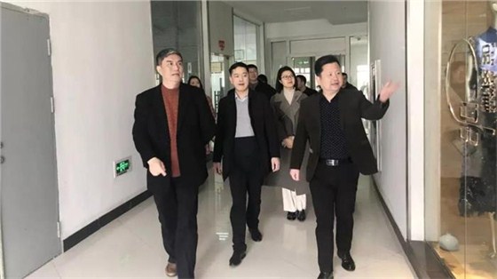 馬建明（右）接待到訪領導