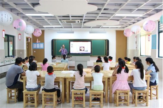 學生們學習扇子文化