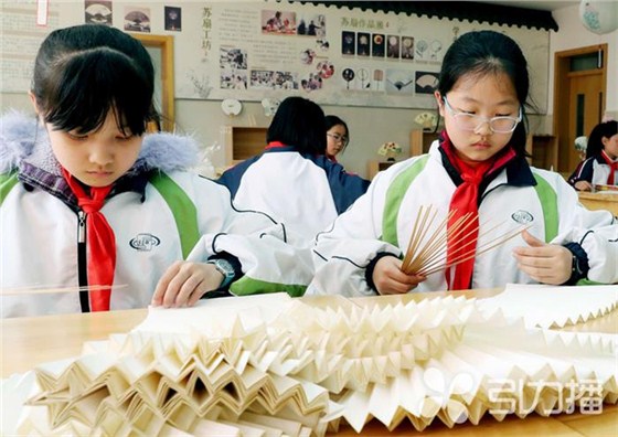 學生們學習制作蘇扇 學生們學習制作蘇扇