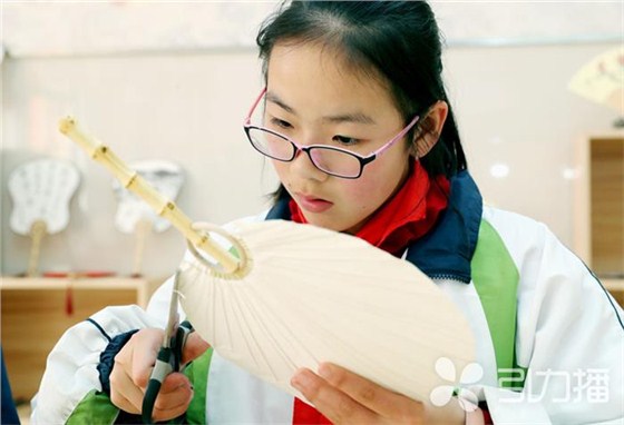 學生們學習制作蘇扇 學生們學習制作蘇扇