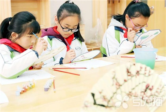 學生們學習制作蘇扇 學生們學習制作蘇扇