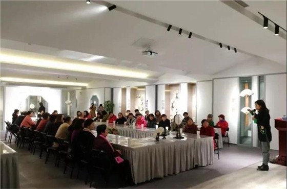 專業(yè)老師向體驗(yàn)者講解蘇扇 專業(yè)老師向體驗(yàn)者講解蘇扇