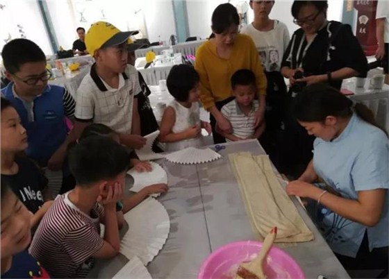 體驗(yàn)者近距離觀察蘇扇扇面制作過(guò)程 體驗(yàn)者近距離觀察蘇扇扇面制作過(guò)程