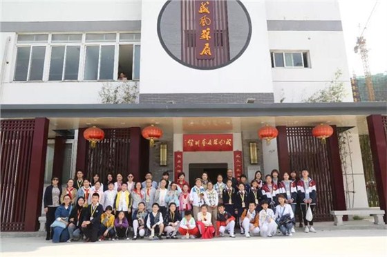 學生們在盛風蘇扇門前合影 學生們在盛風蘇扇門前合影