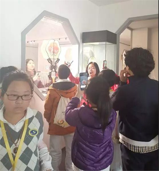 學生們聽老師講解蘇扇 學生們聽老師講解蘇扇