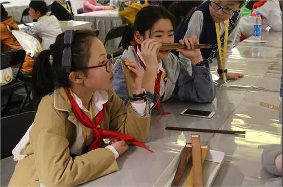 學生們了解制扇 學生們了解制扇