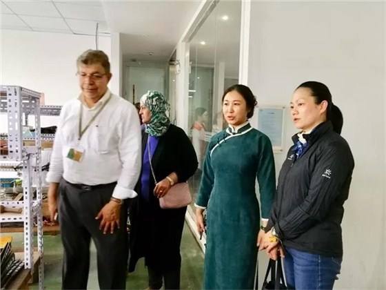 盛春老師帶領領導參觀盛春蘇扇 盛春老師帶領領導參觀盛春蘇扇