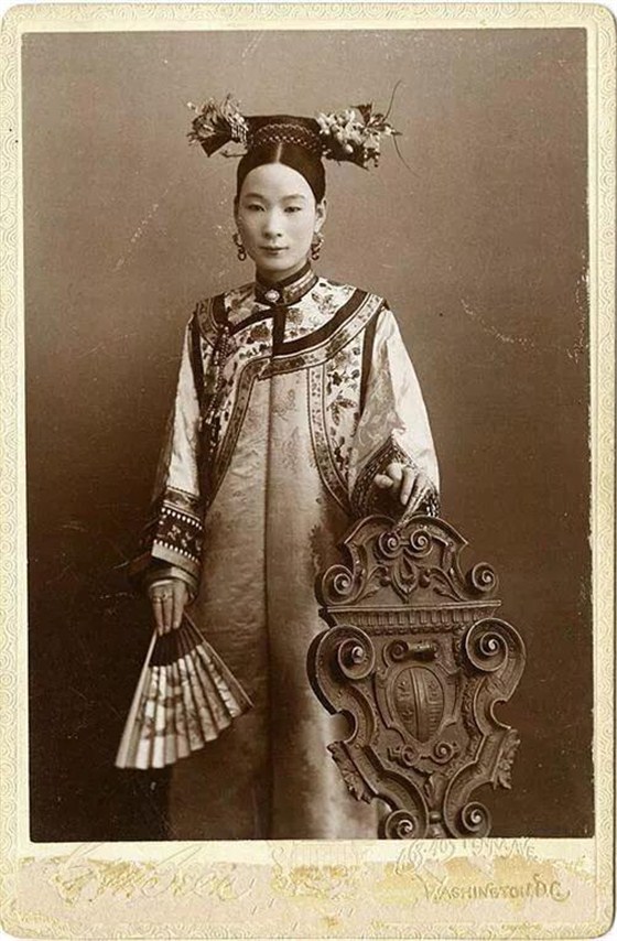 古代執(zhí)扇畫像