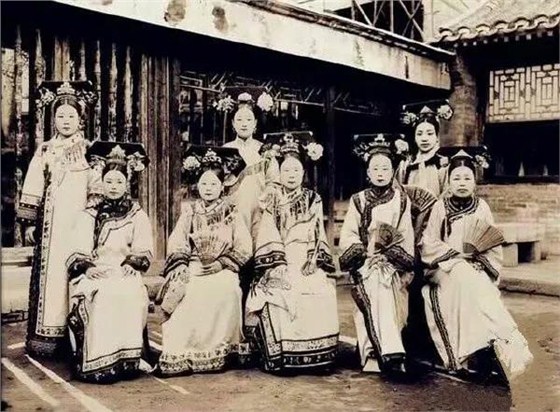 古代執(zhí)扇畫像