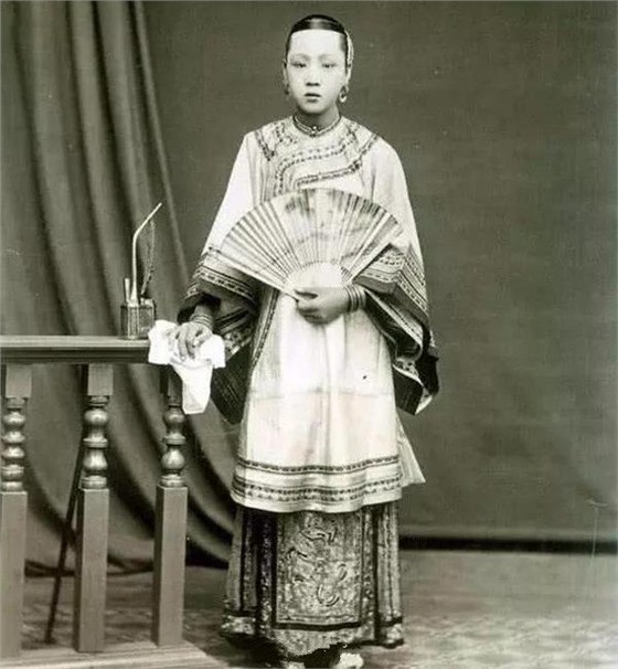 古代執(zhí)扇畫像