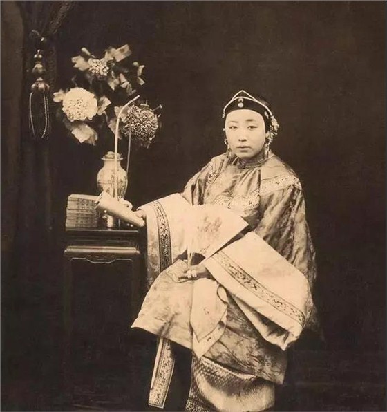 古代執(zhí)扇畫像