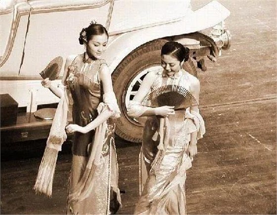 古代執(zhí)扇畫像