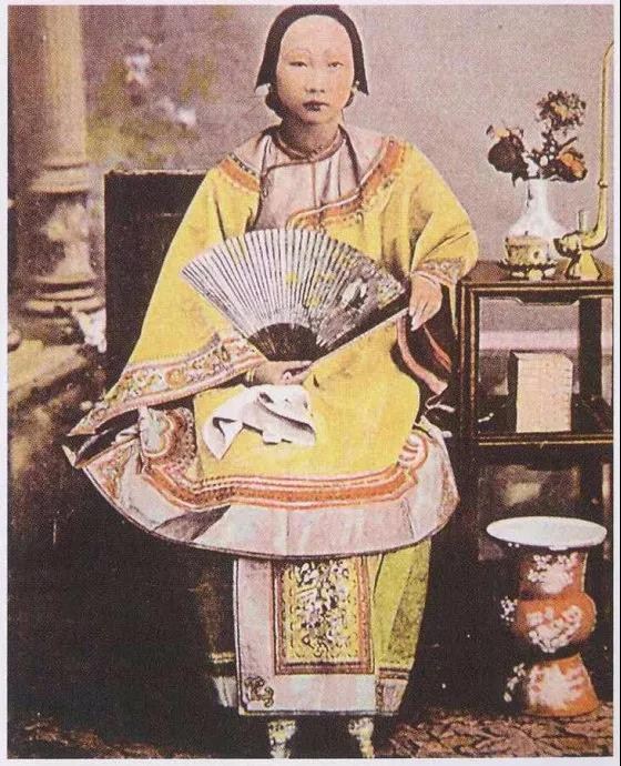 古代執(zhí)扇畫像