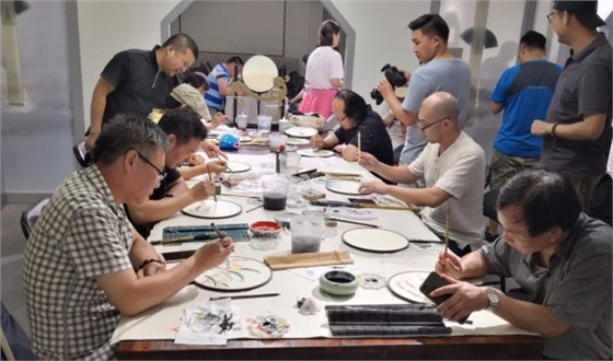 眾多老師在扇子上作畫