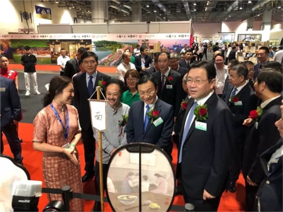江蘇省委常委，省委統(tǒng)戰(zhàn)部部長楊岳，澳門社會文化司司長譚俊榮，中聯(lián)辦副主任張榮順等領(lǐng)導蒞臨“盛風蘇扇”展位參觀指導