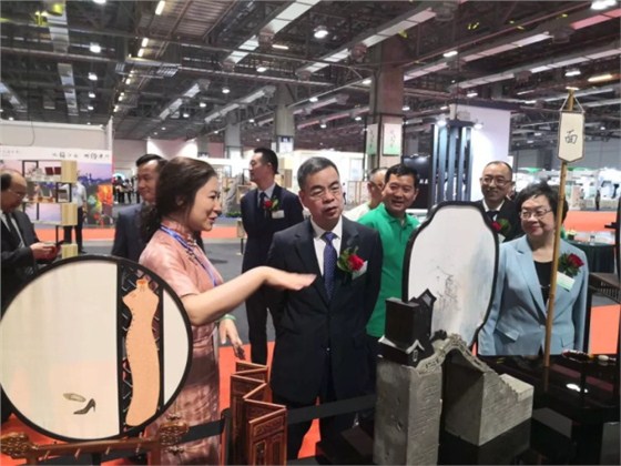 江蘇省委常委，省委統(tǒng)戰(zhàn)部部長楊岳，澳門社會文化司司長譚俊榮，中聯(lián)辦副主任張榮順等領(lǐng)導蒞臨“盛風蘇扇”展位參觀指導