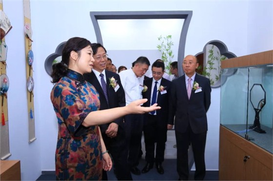 盛春(左)向嘉賓介紹蘇扇作品 盛春(左)向嘉賓介紹蘇扇作品