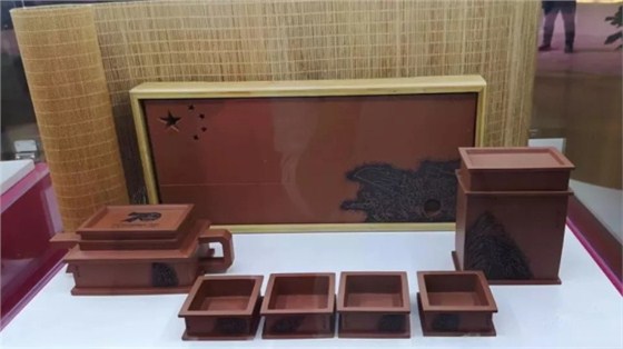 宜興紫砂《四海昇平——建國70周年紀(jì)念套壺》 宜興紫砂《四海昇平——建國70周年紀(jì)念套壺》