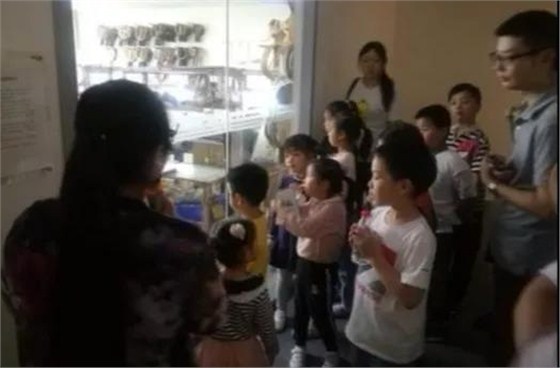 “喜迎國慶至‘扇’行，翰墨繪鑄軍民情”親子研學活動