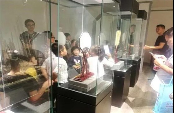 “喜迎國慶至‘扇’行，翰墨繪鑄軍民情”親子研學活動