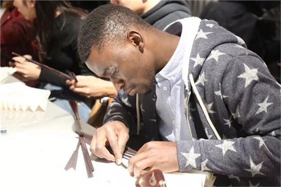 學生們制作蘇扇 學生們制作蘇扇