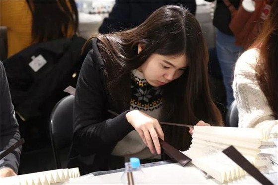 學生們制作蘇扇 學生們制作蘇扇