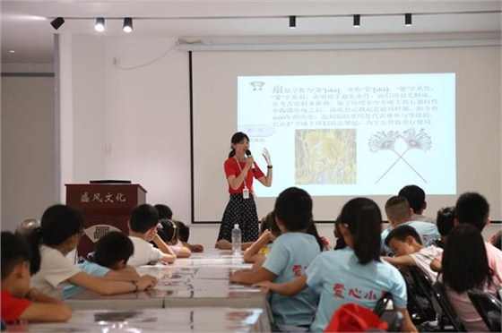 老師講解蘇扇文化