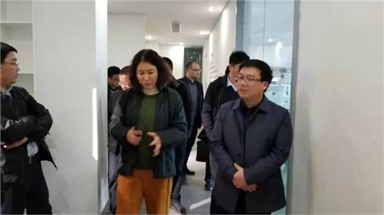 盛春老師帶領(lǐng)參觀盛風(fēng)蘇扇藝術(shù)館