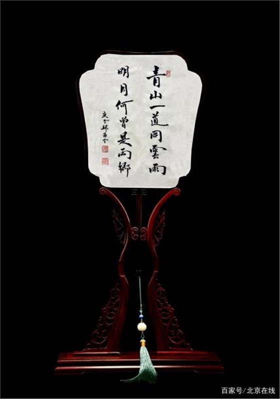 《青山一道同云雨,明月何曾是兩鄉(xiāng)》——蘇扇創(chuàng)作:盛春,書法創(chuàng)作:俞超 《青山一道同云雨,明月何曾是兩鄉(xiāng)》——蘇扇創(chuàng)作:盛春,書法創(chuàng)作:俞超