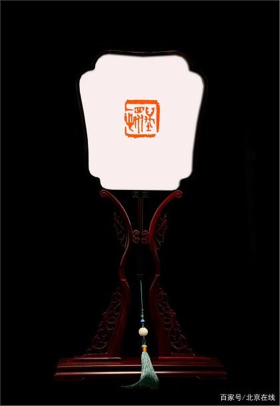 《萬眾一心》——蘇扇創(chuàng)作:盛春,篆刻創(chuàng)作:顧鵬飛 《萬眾一心》——蘇扇創(chuàng)作:盛春,篆刻創(chuàng)作:顧鵬飛