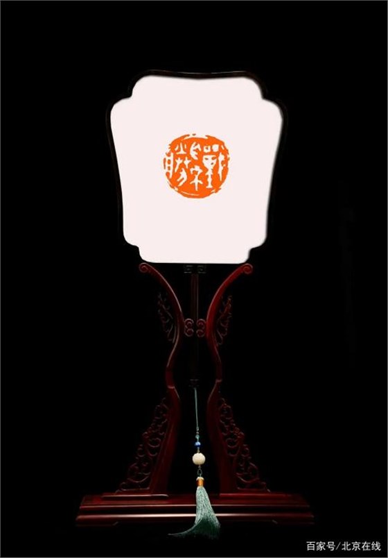 《戰(zhàn)無不勝》——蘇扇創(chuàng)作:盛春,篆刻創(chuàng)作:顧鵬飛 《戰(zhàn)無不勝》——蘇扇創(chuàng)作:盛春,篆刻創(chuàng)作:顧鵬飛