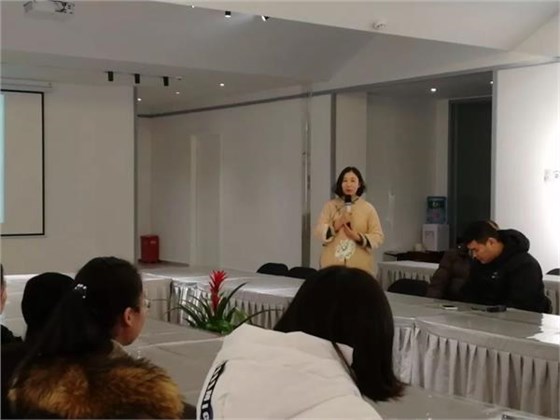 盛春老師對同學們和老師講解蘇扇 盛春老師對同學們和老師講解蘇扇