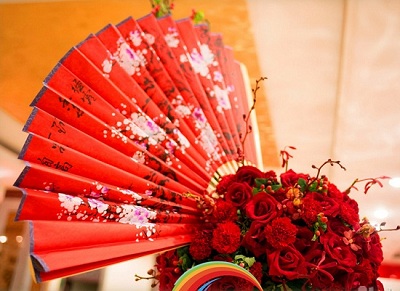 結婚拋扇子的寓意是什么？