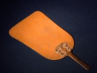 如何根據(jù)制作材料劃分扇子種類？