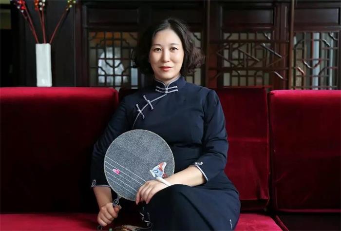 清風(fēng)盛世，遇見(jiàn)非遺。她用一把蘇扇，連接古今