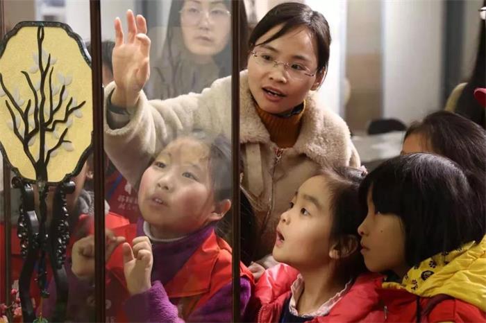 新蕾小記者觀看蘇扇 新蕾小記者觀看蘇扇