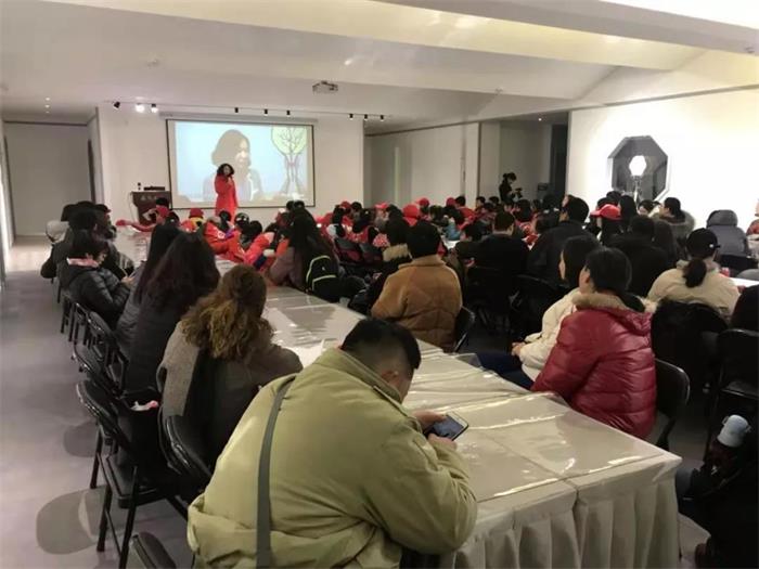 新蕾小記者與老師和家長們參加會議 新蕾小記者與老師和家長們參加會議