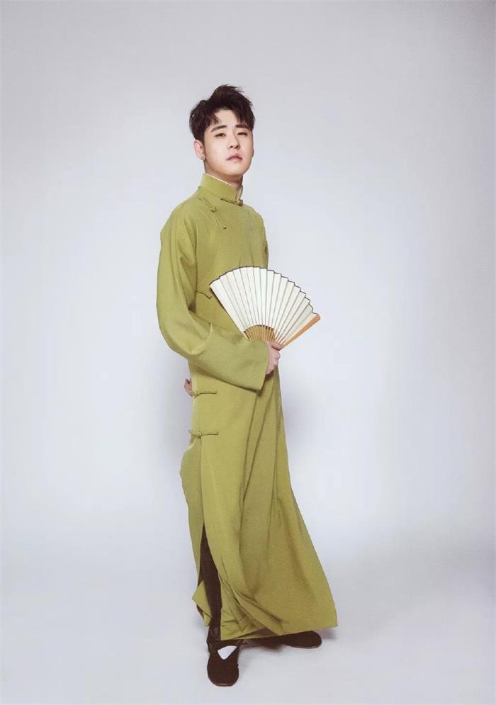 相聲演員手持折扇 相聲演員手持折扇