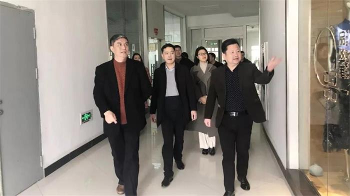 馬建明（右）接待到訪領導