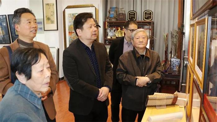 建明陪同區委組織部退休老干部考察園內入駐企業