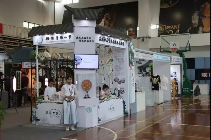 美！橫涇實(shí)小“蘇扇工坊”即將登上這個(gè)國(guó)家級(jí)舞臺(tái)...