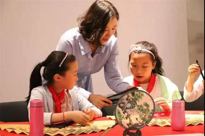 盛春老師教學生們制作蘇扇