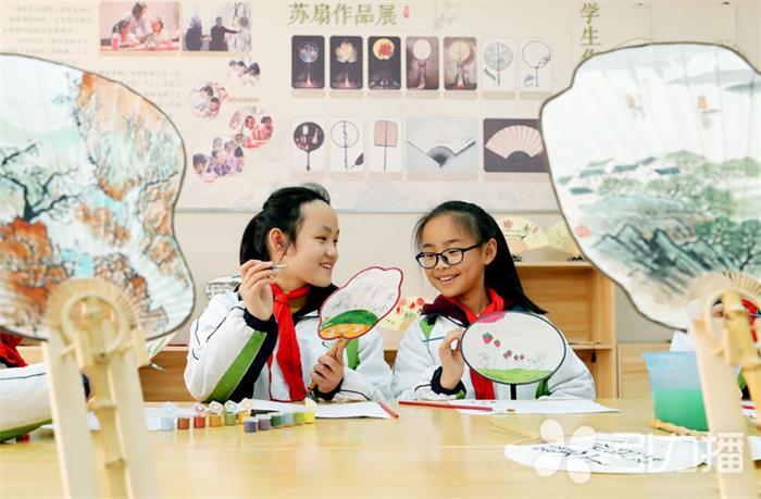 學生學習制作蘇扇