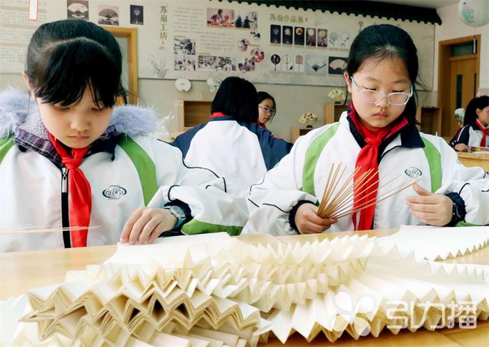學生們學習制作蘇扇